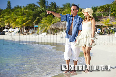 Couple_walking_on_tropical_beach