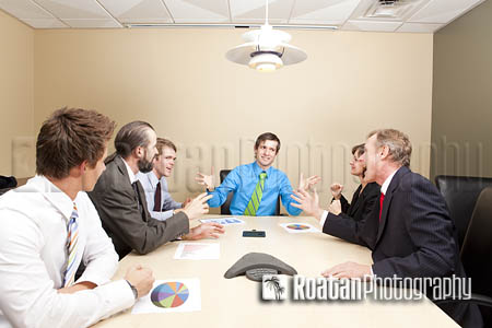 business_excited_team_meeting